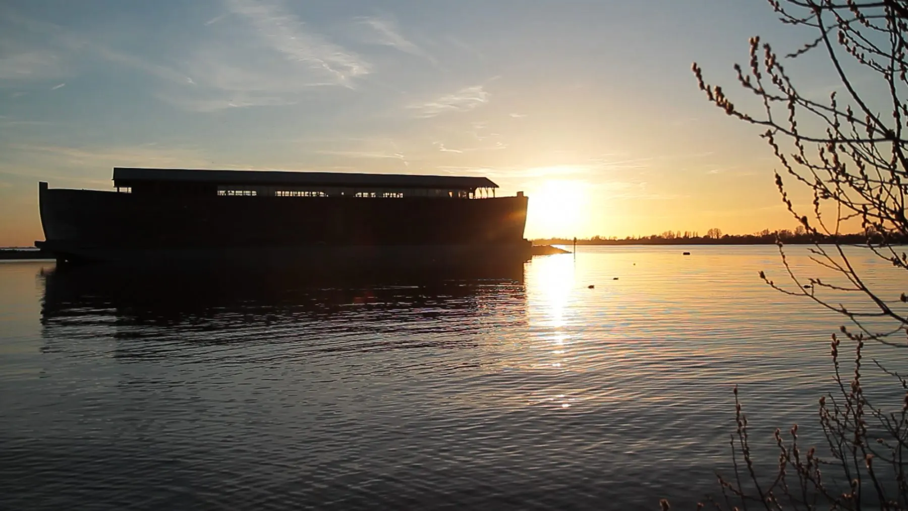 Noah’s Ark in de haven bij zonsondergang